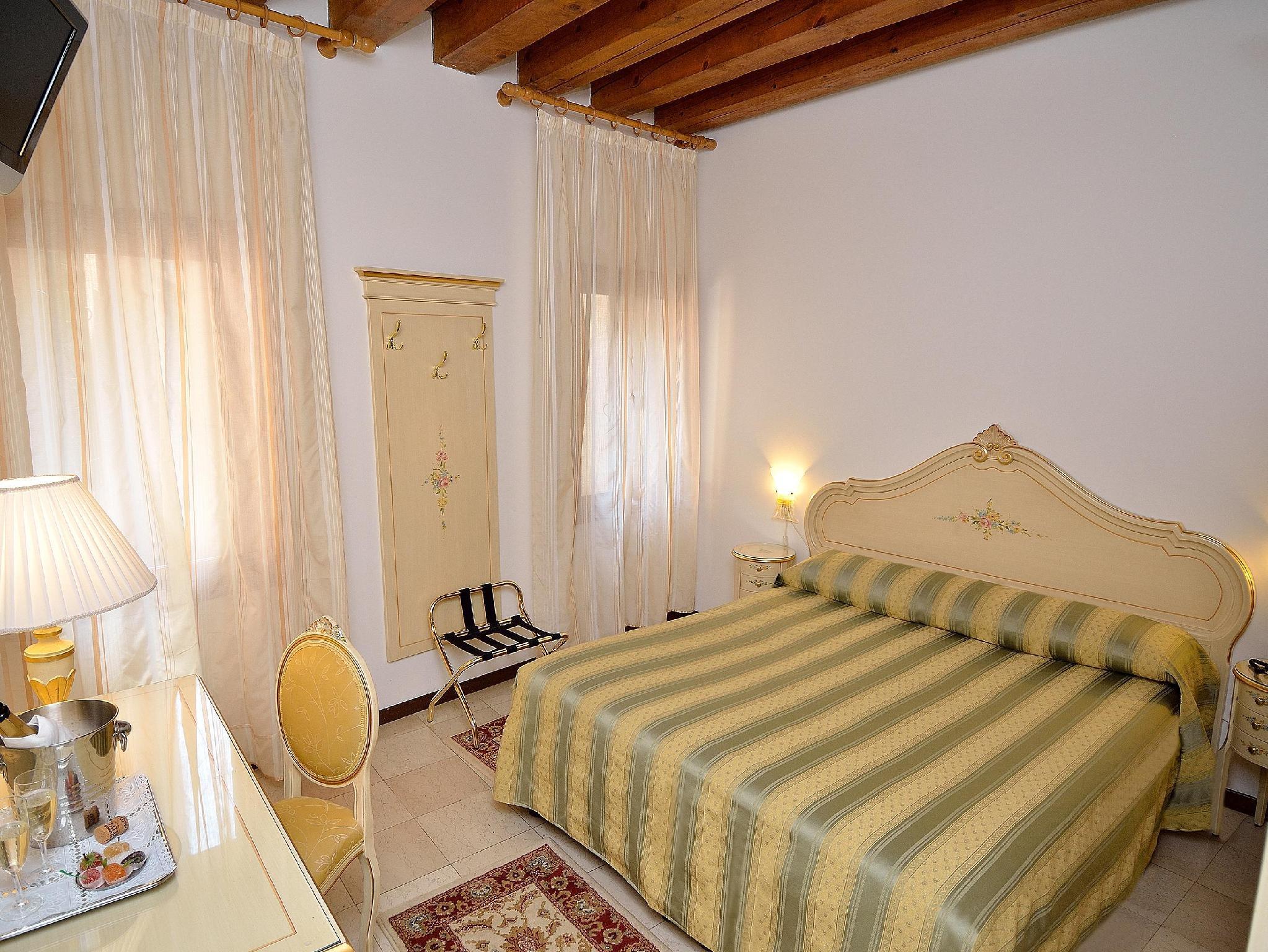 ROOM, DOUBLE BED