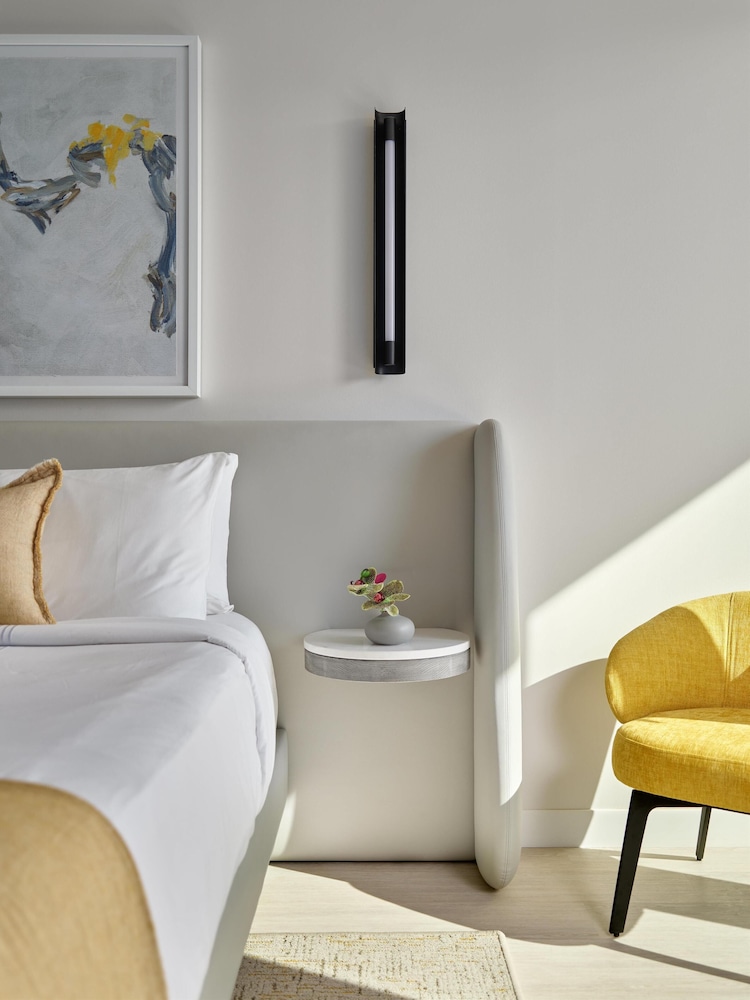 غرفة ديلوكس بسرير كوين بشرفة، One Washington Circle DC, Tapestry Collection by Hilton 2/3