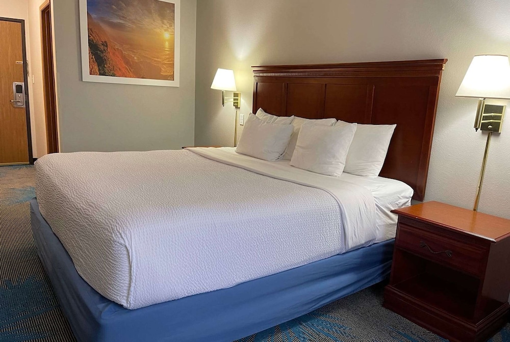 Days Inn by Wyndham Colby 18/32
