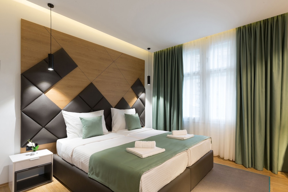 SUPERIOR, DOUBLE OR TWIN BED