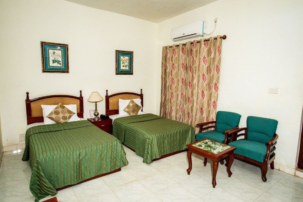 Jayamahal Palace Hotel 41/68