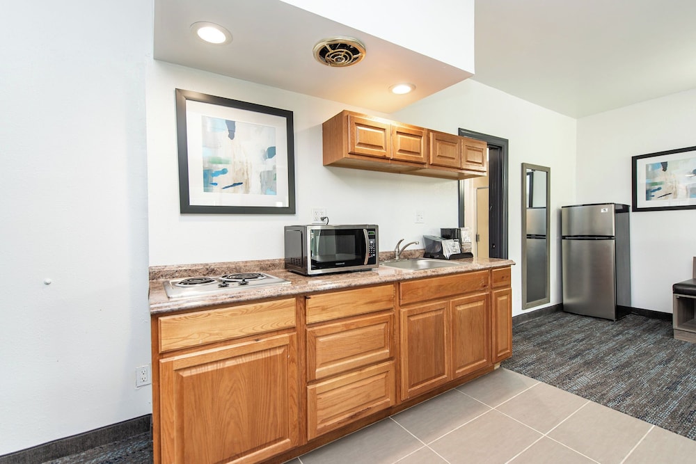Oyster Bay Inn & Suites 8/70