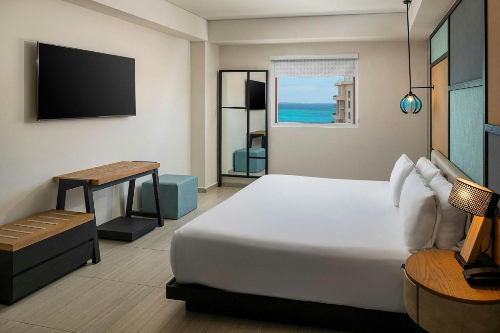 Junior Suite, King Bed, Partial Lagoon View, Lagoon View, High Floor