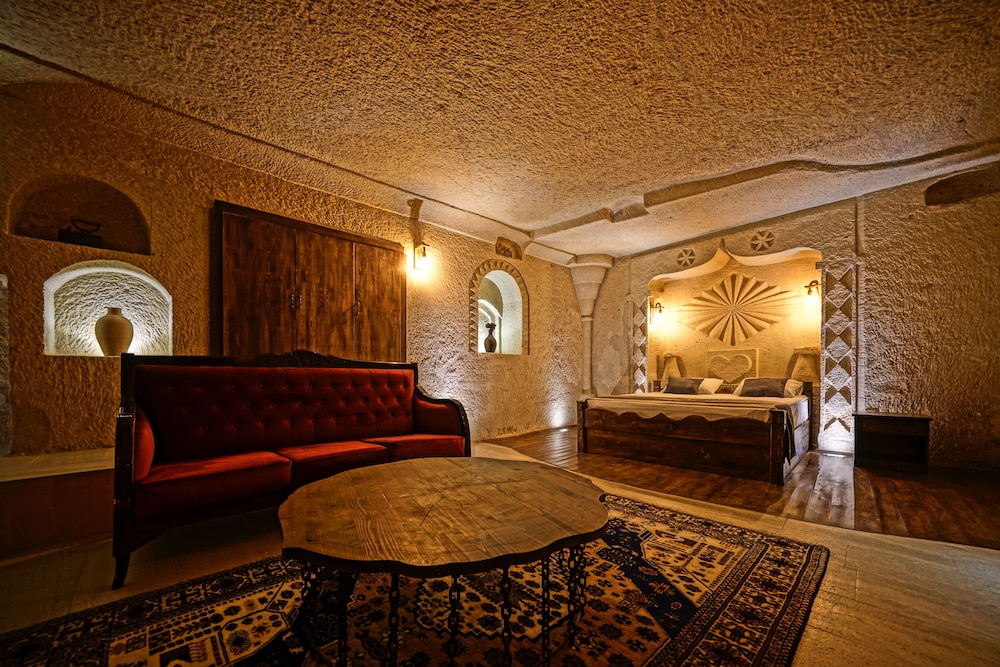 CASTLE CAVE HOUSE 32/50