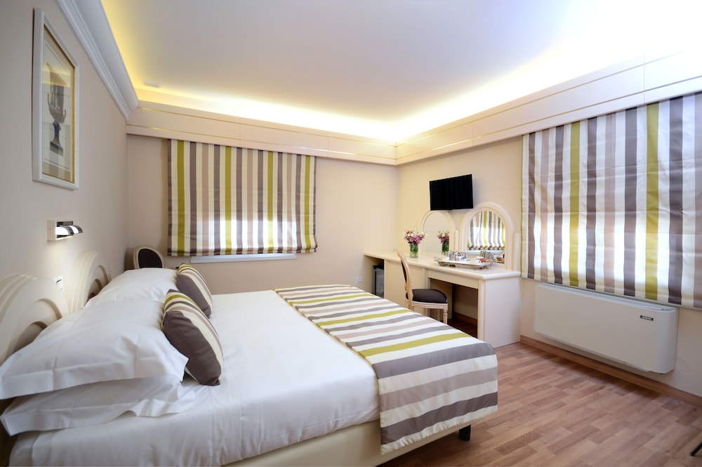 1 BEDROOM, STANDARD, TRIPLE, TWO STORY