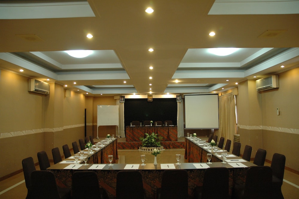 Riyadi Palace Hotel 51/61