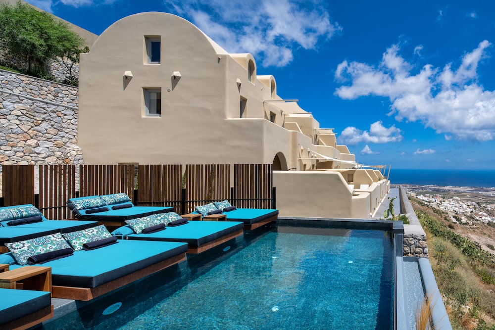 Skyfall Suites 74/79