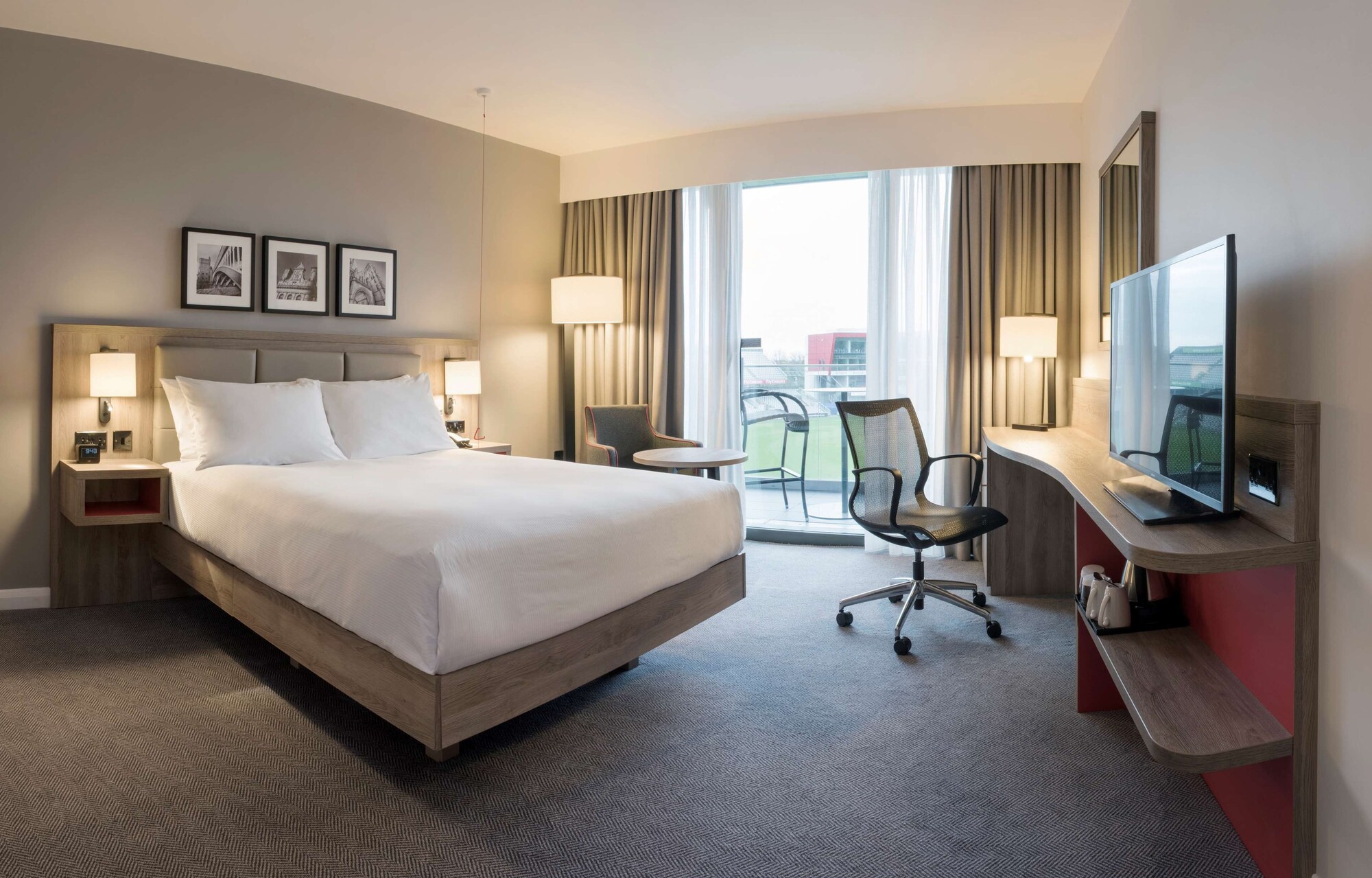 Room, King Bed, Plunge View, Accessible