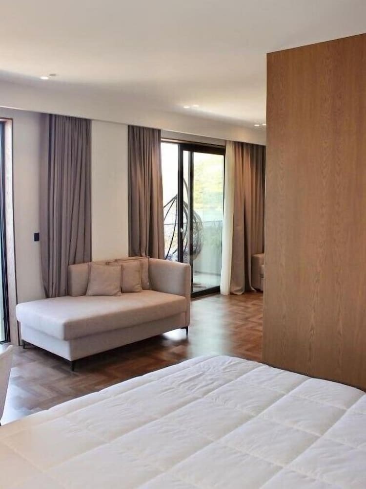 Mazarine Hotel and Restaurant 25/59
