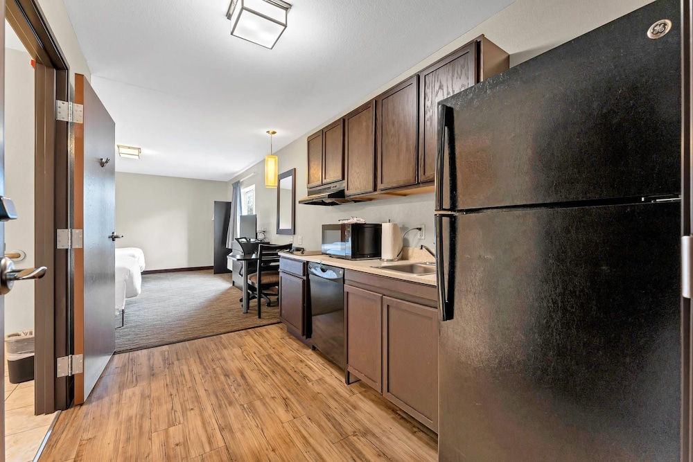 Efficiency, 2 Queen Beds, Pet Friendly، Suburban Studios Washington, PA 4/4