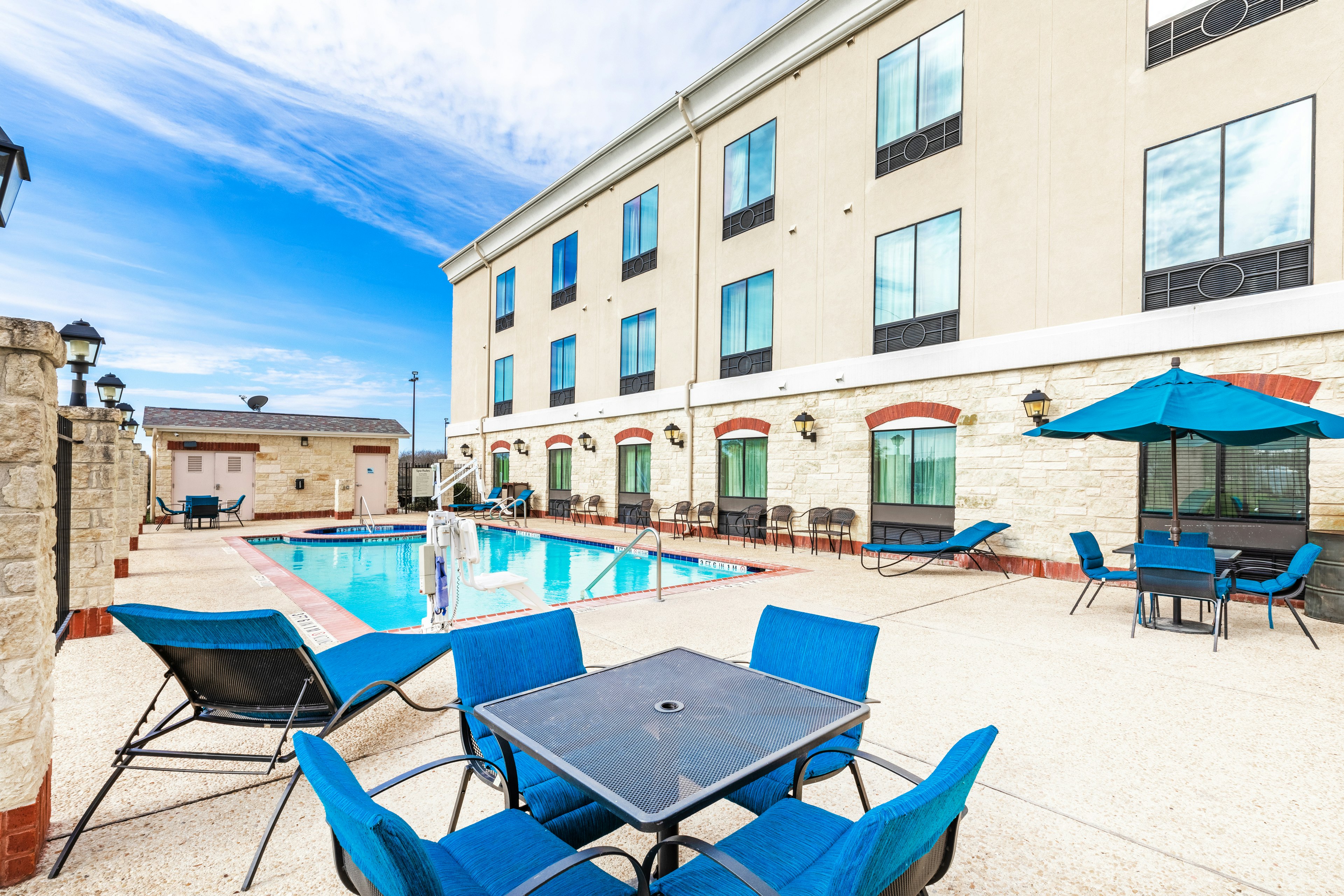 Holiday Inn Express Suites Floresville 7/58