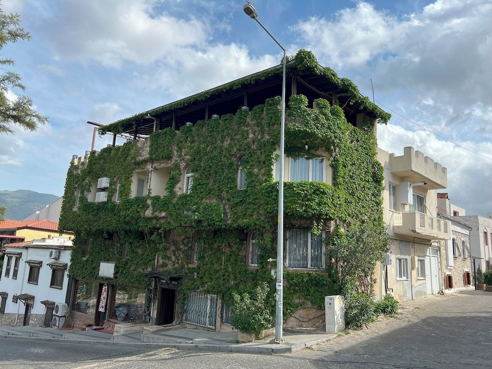 Bella Hotel 2/50