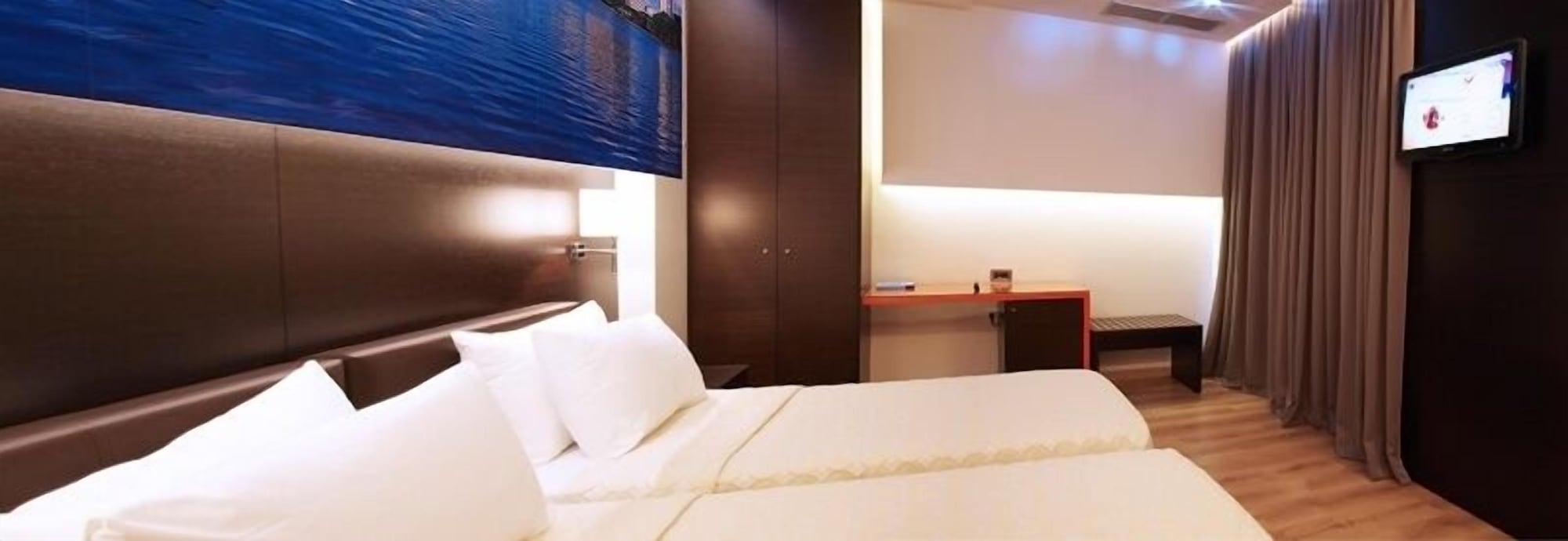 ROOM, DOUBLE BED