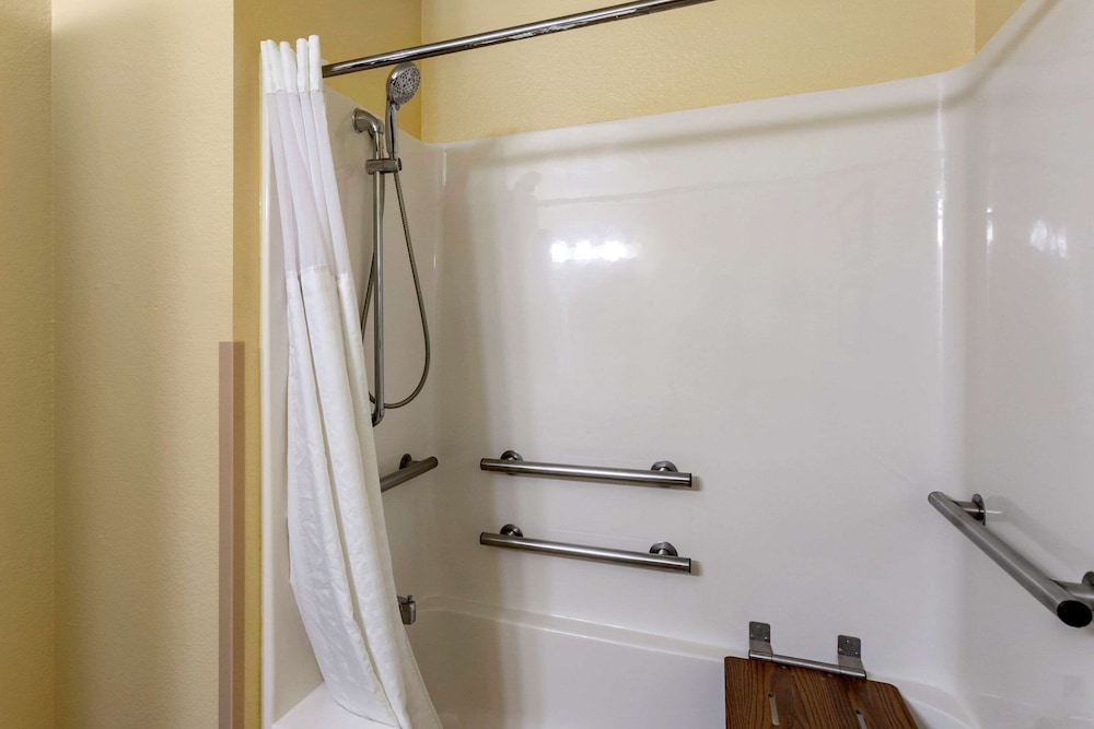 Comfort Inn and Suites North Aurora Naperville 50/50