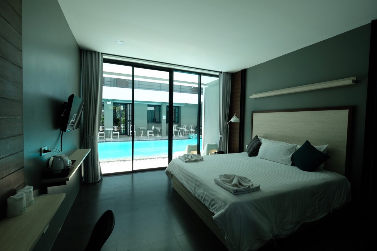 Room, Pool Side
