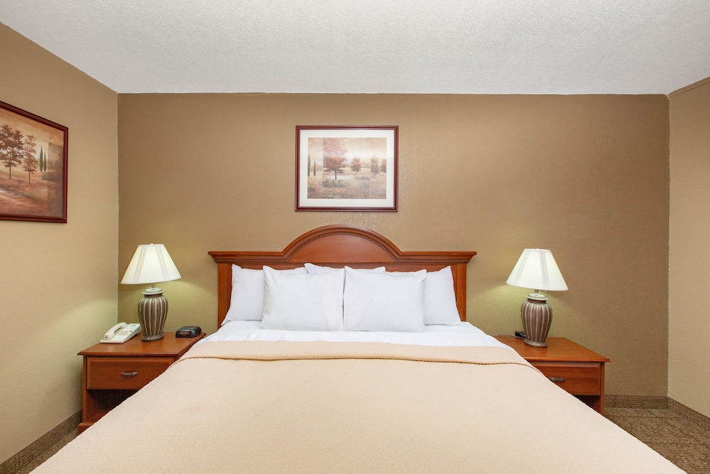 Days Inn by Wyndham Salina I-70 16/27