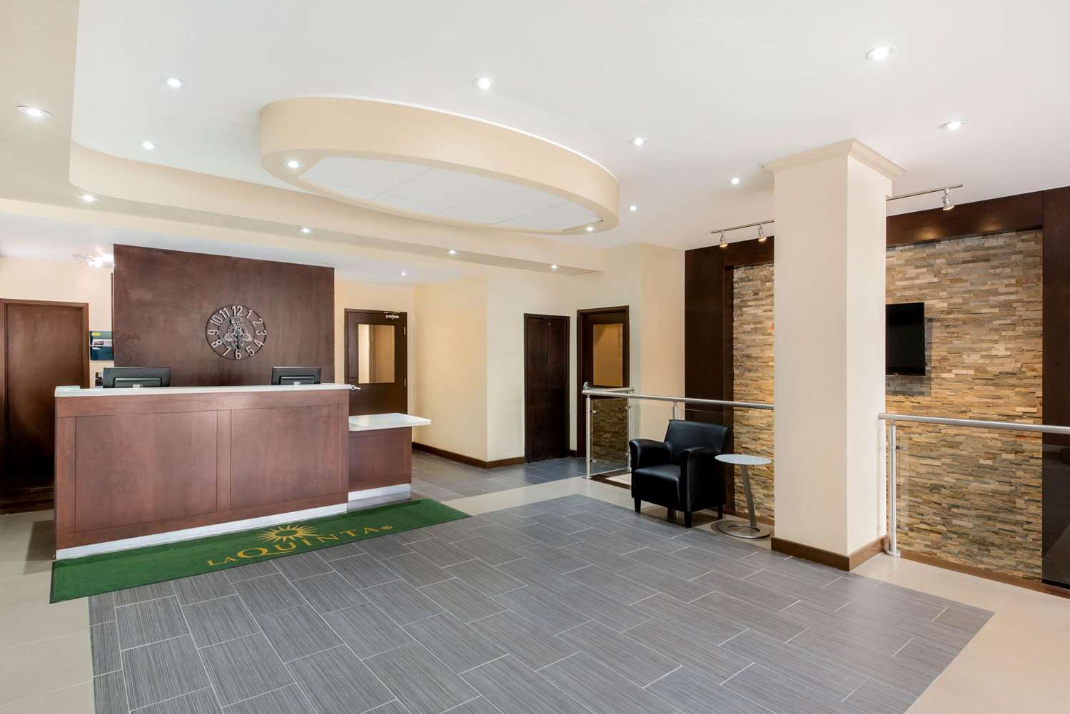 La Quinta Inn & Suites by Wyndham Oshawa 9/48