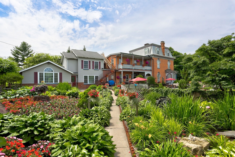 Greystone Manor Inn B&B 30/32