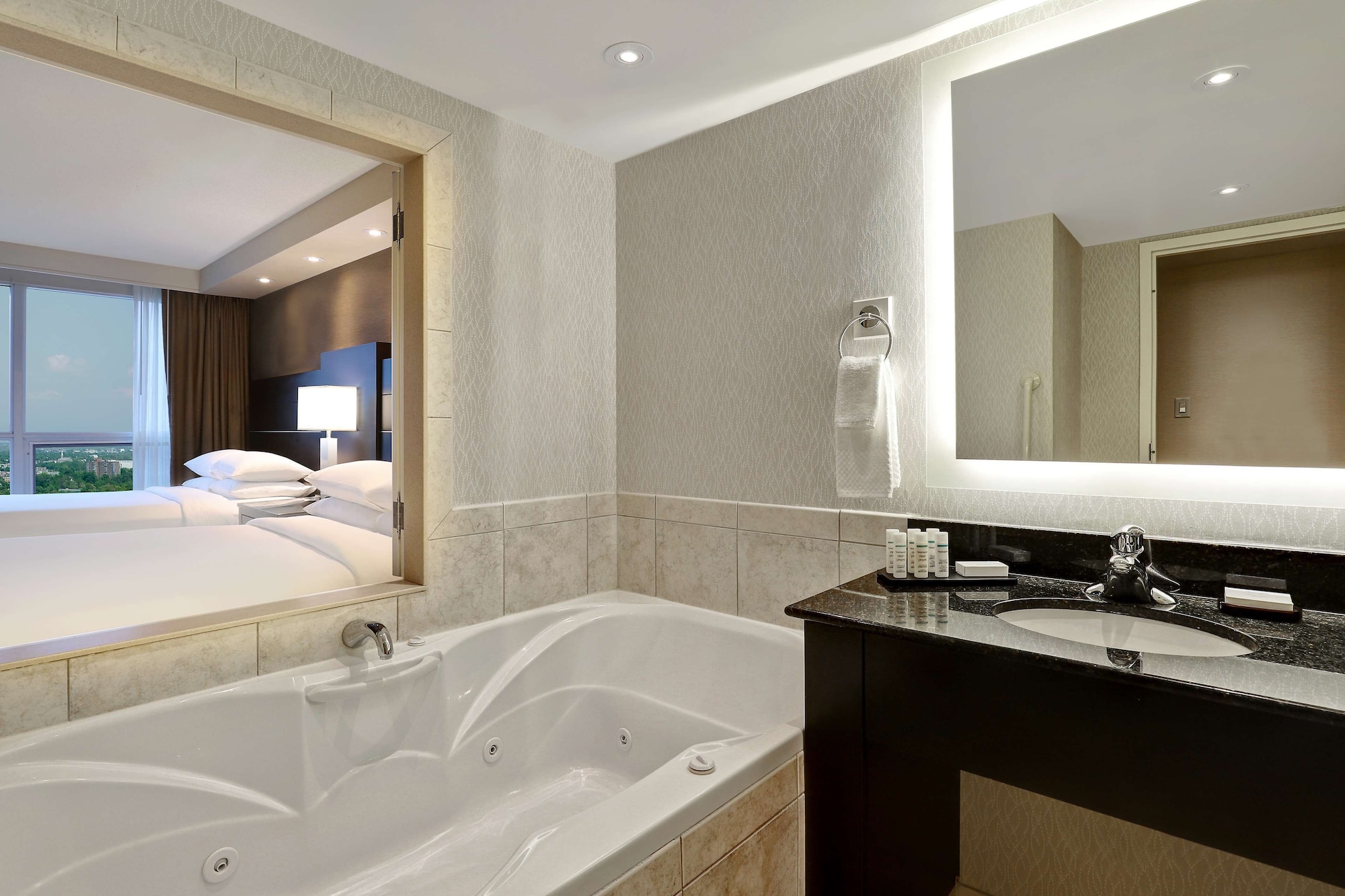 Room, 3 Queen Beds, Queen Bed, Canadian Us Falls View، Embassy Suites By Hilton Niagara Falls Fallsview 5/6