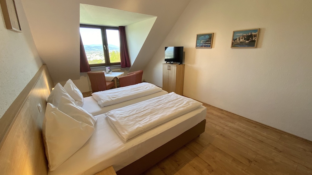 غرفة بسرير كينج بإطلالة على المدينة، Hotel Schoene Aussicht 3/5
