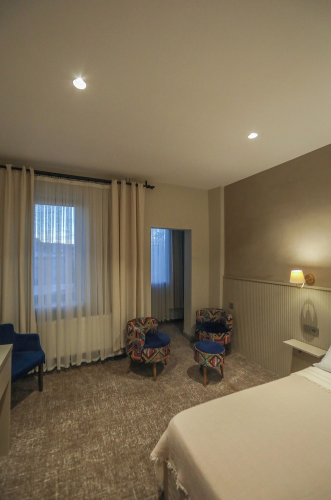 Dove Hotel 27/47