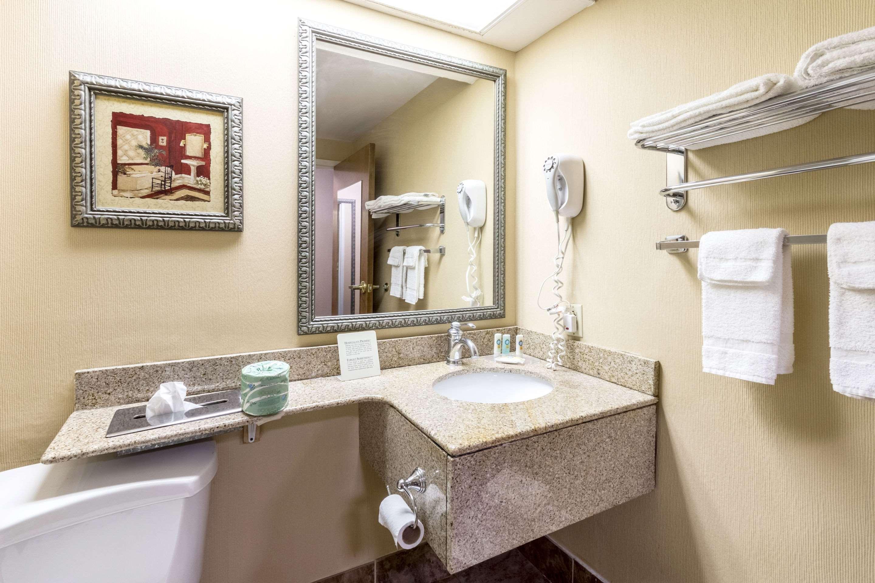 غرفة بسرير كوين لذوي الإعاقة، Quality Inn Ripley, WV 2/2