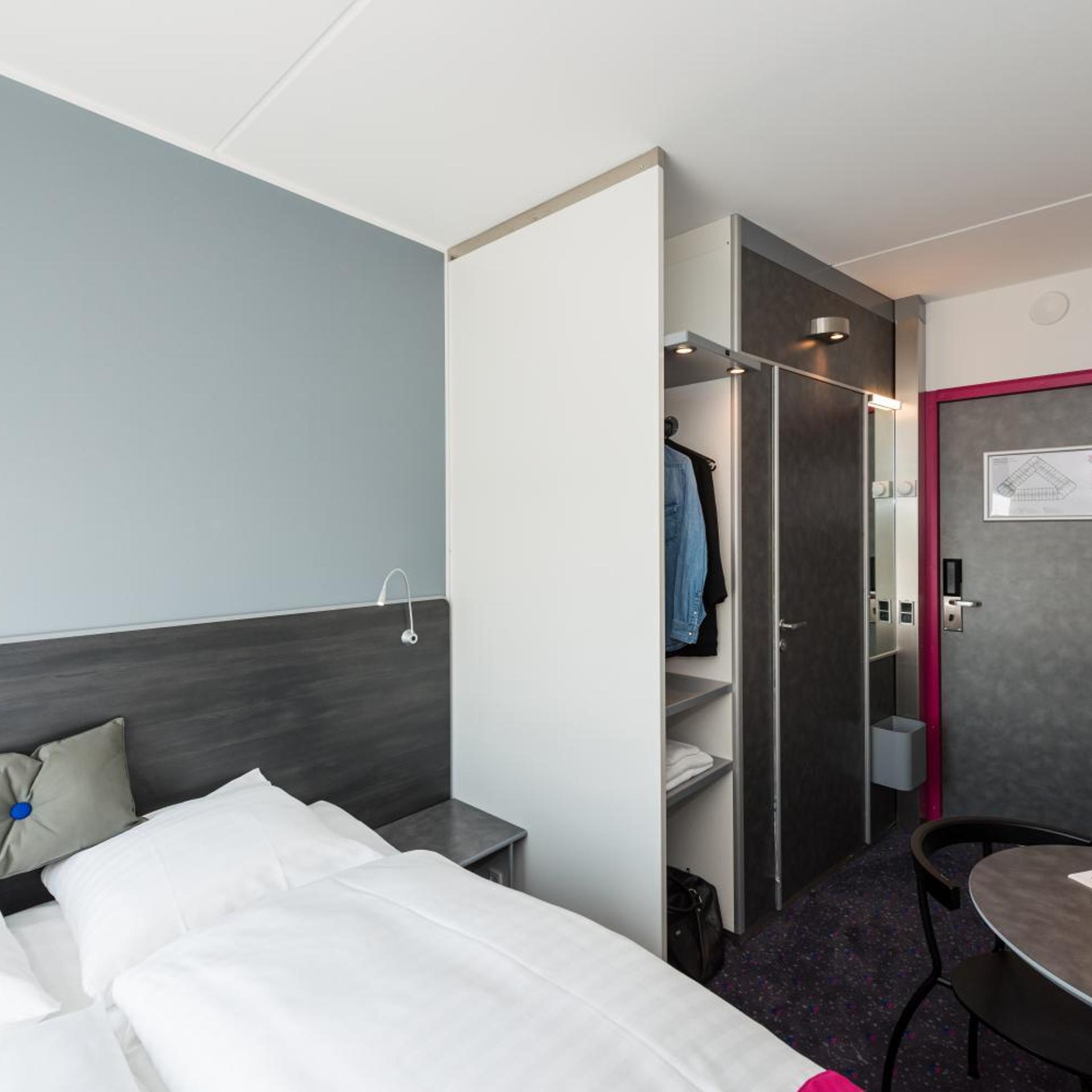 Standard room queen bed