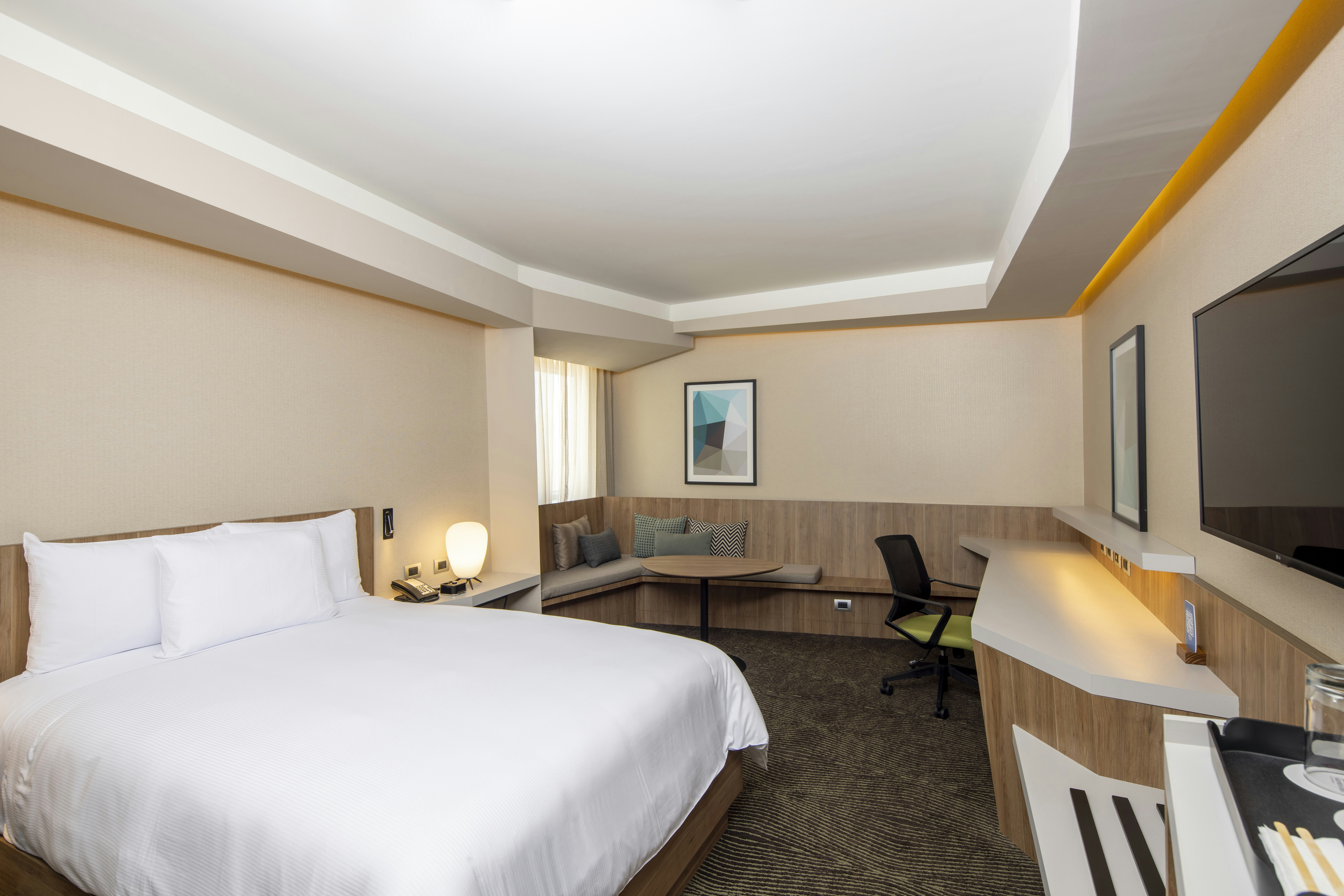JUNIOR SUITE, QUEEN BED