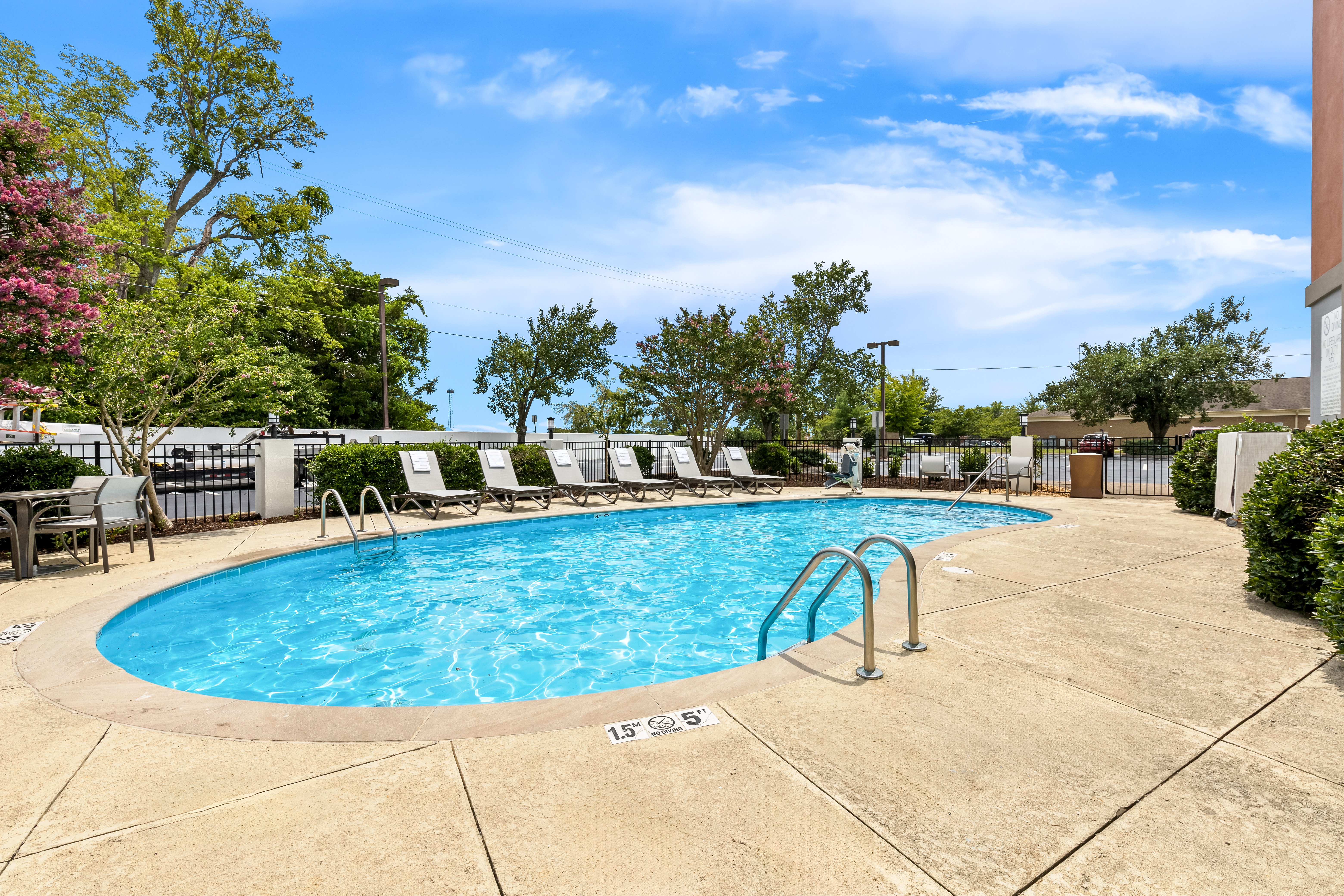 Holiday Inn Express Nashville-Hendersonville 39/41