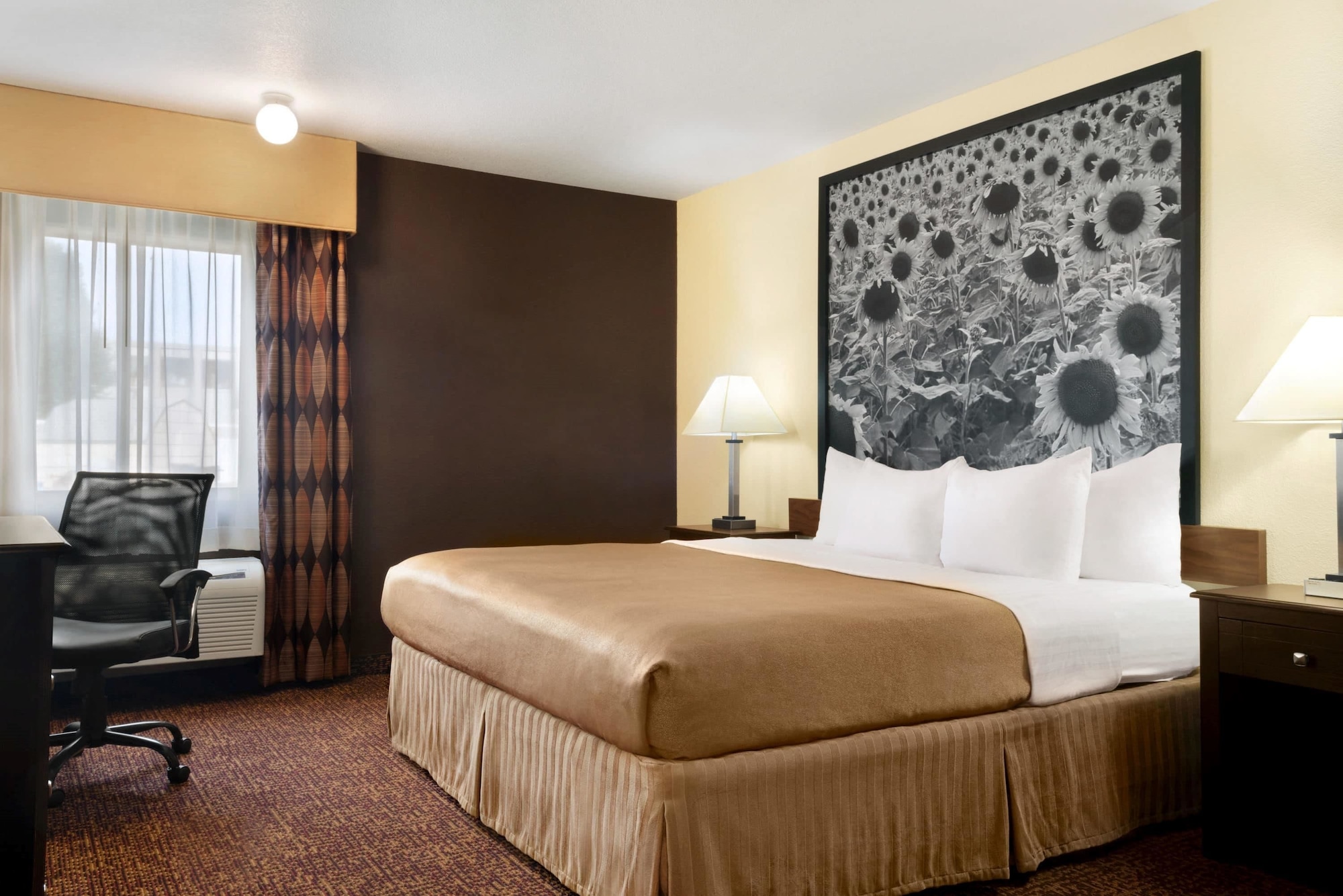 DELUXE, KING BED