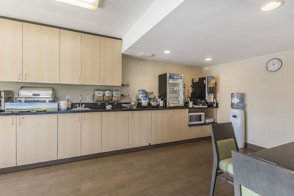 Ramada by Wyndham Kingston 24/50