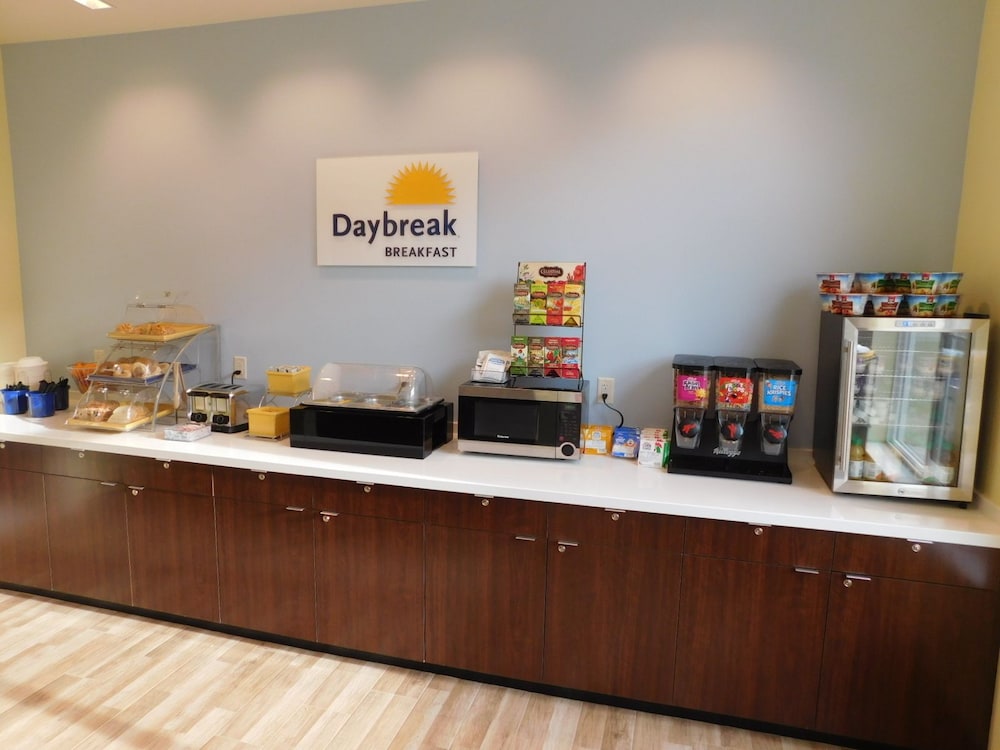 Days Inn & Suites by Wyndham Kearney 6/61