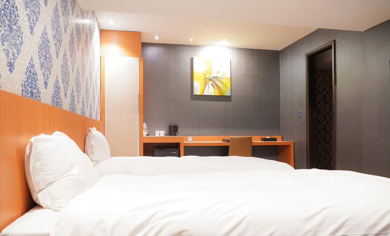 ECONOMY, TWIN BEDS, NO WINDOW