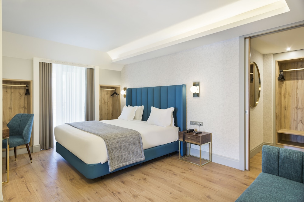 ROOM, DOUBLE BED