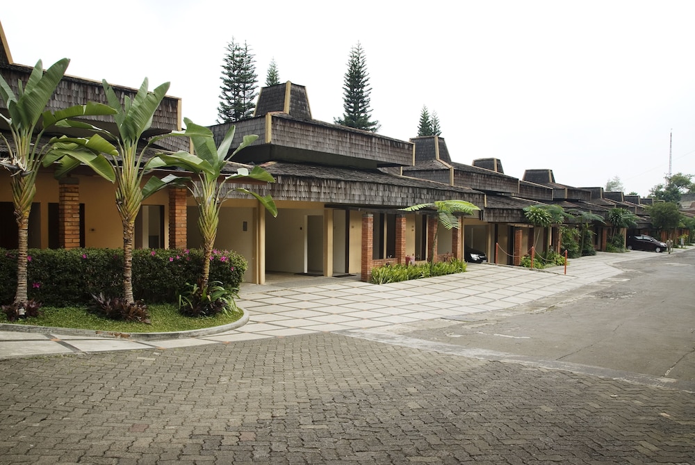 The Cipaku Garden 8/70