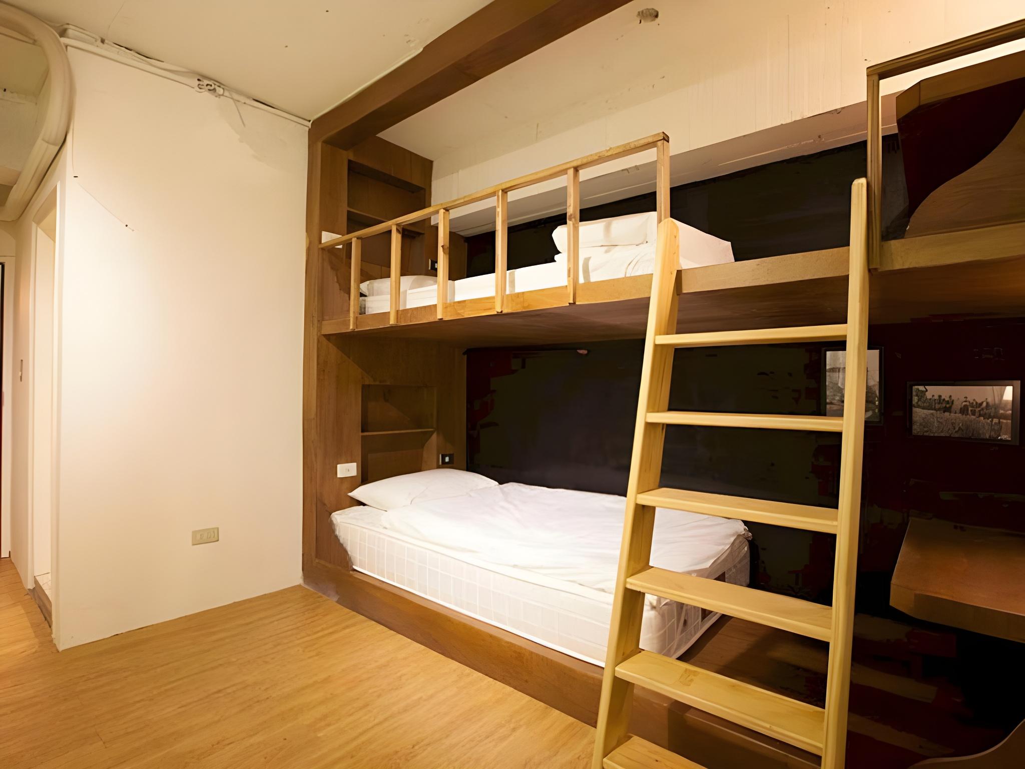 Standard, Twin Beds, No Window