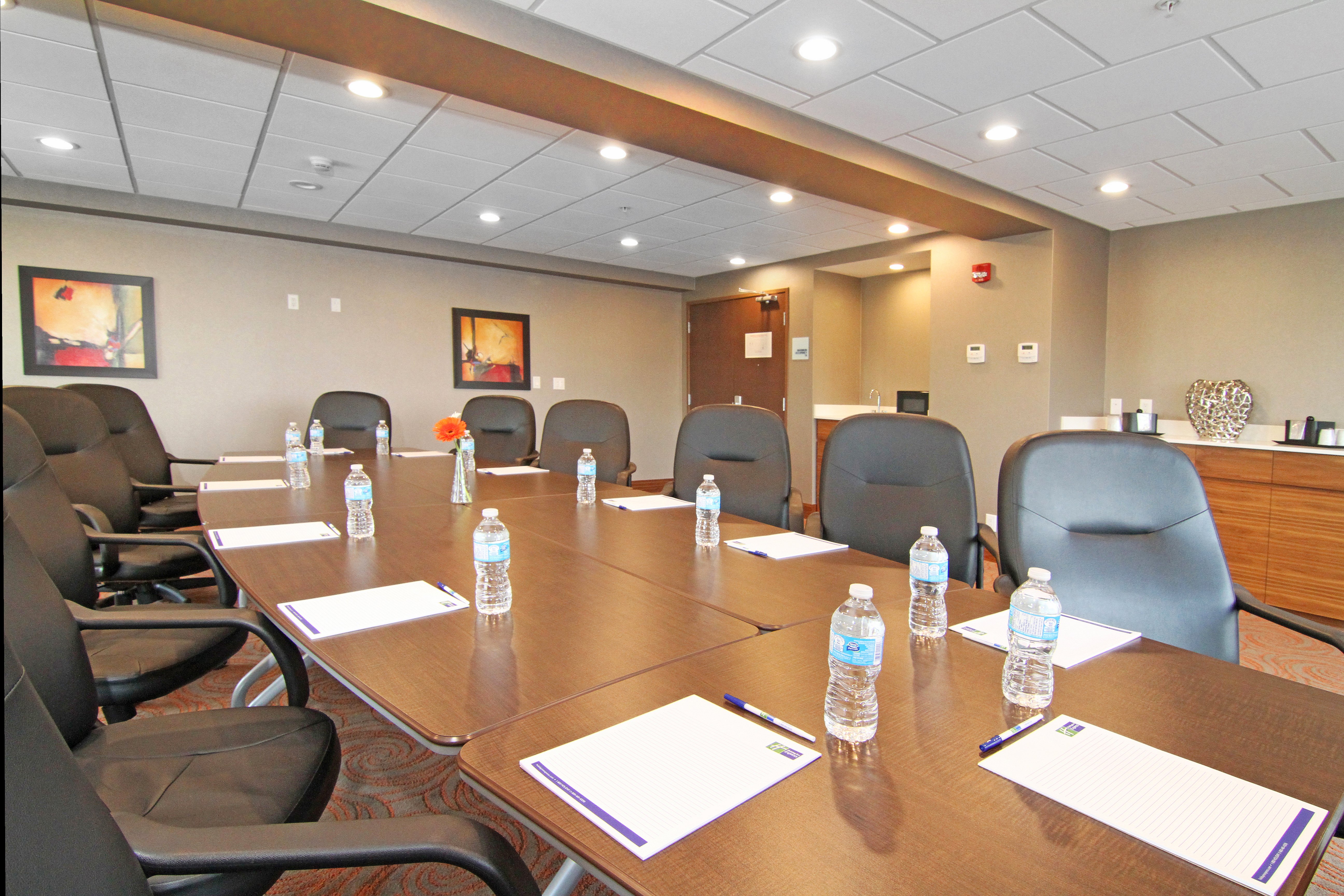 Holiday Inn Express And Suites Calgary Nw University Area 52/73