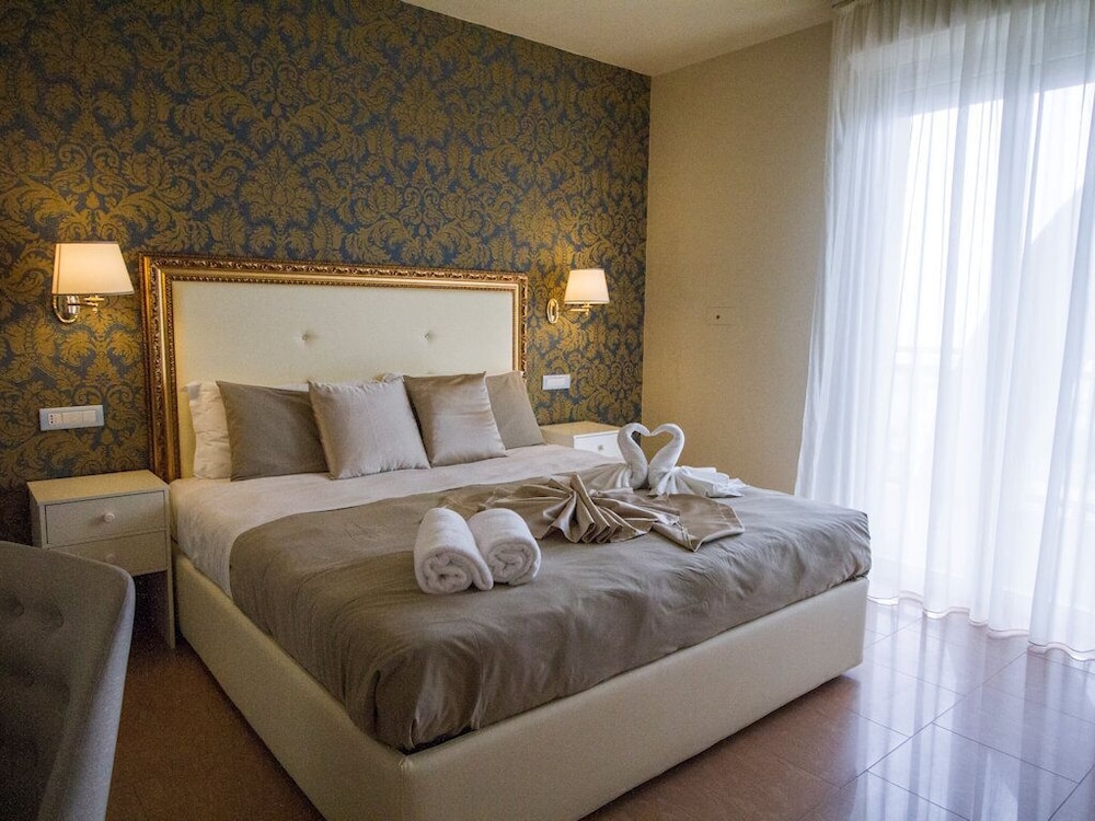 Lady Mary Hotel 2/33
