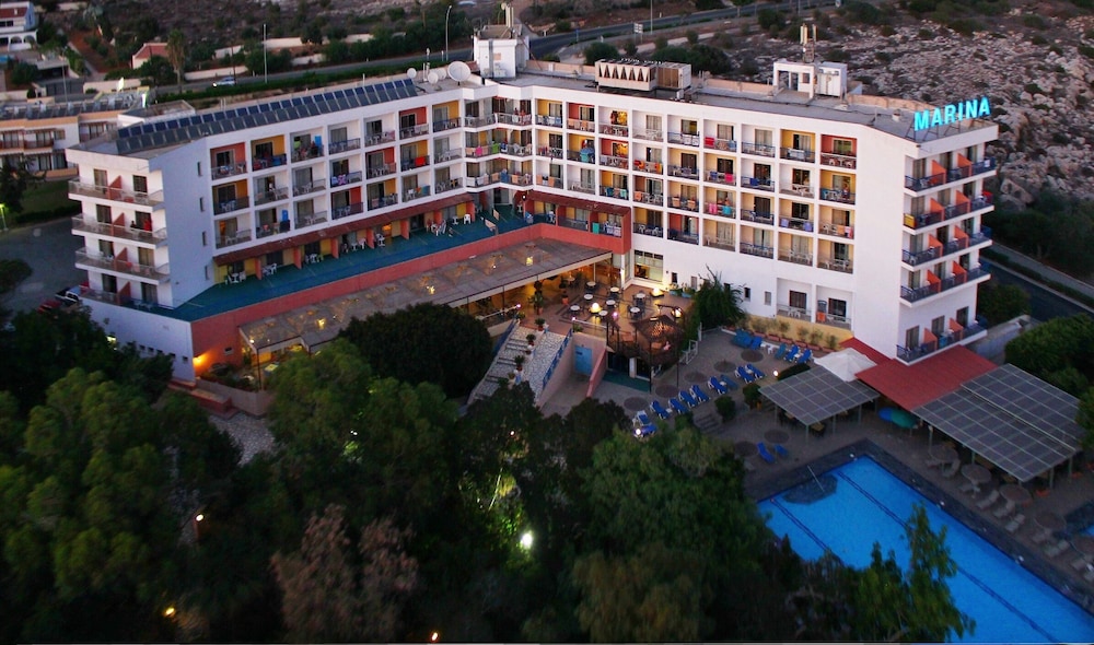 Marina Hotel 8/68