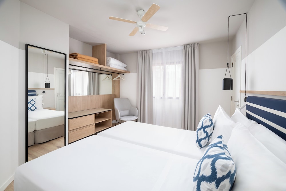 2 Bedrooms, Sol, Suite, Double and Twin Beds