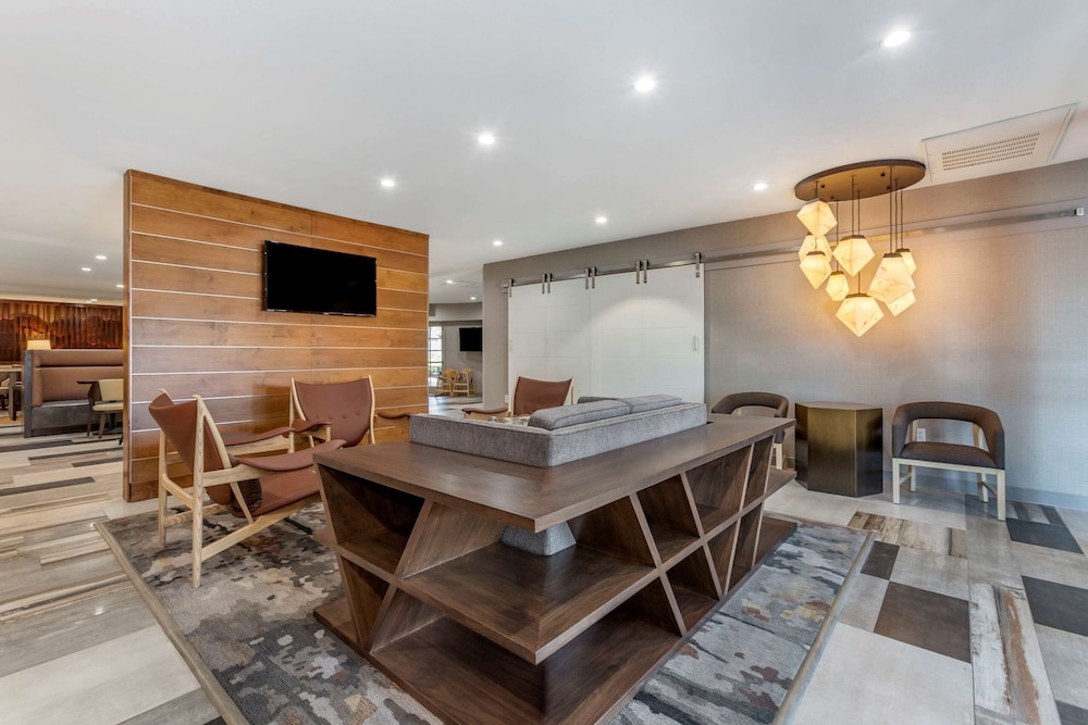 Windmill Suites Surprise - Phoenix, Ascend Hotel Collection 21/37