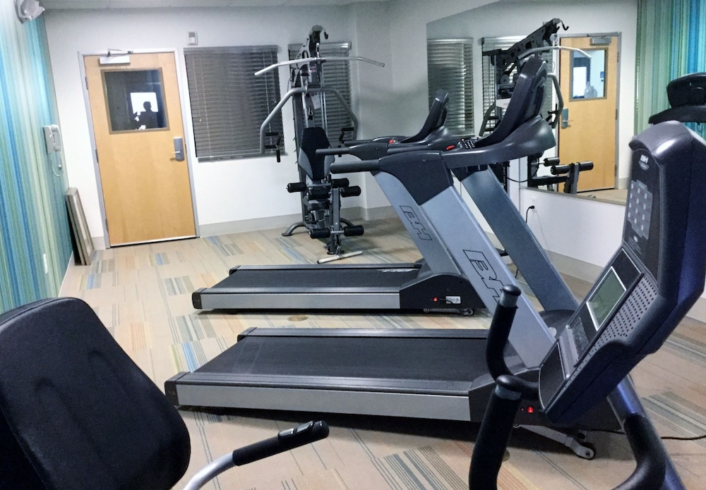 Holiday Inn Express Hotel Suites Hutto 47/72