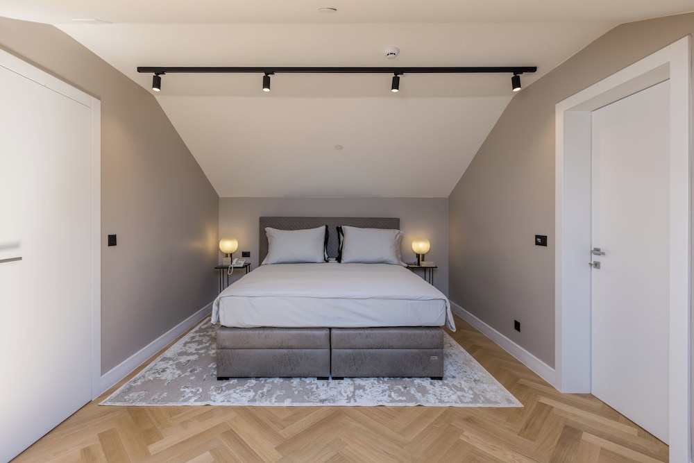 DELUXE, STUDIO, SUITE, KING BED