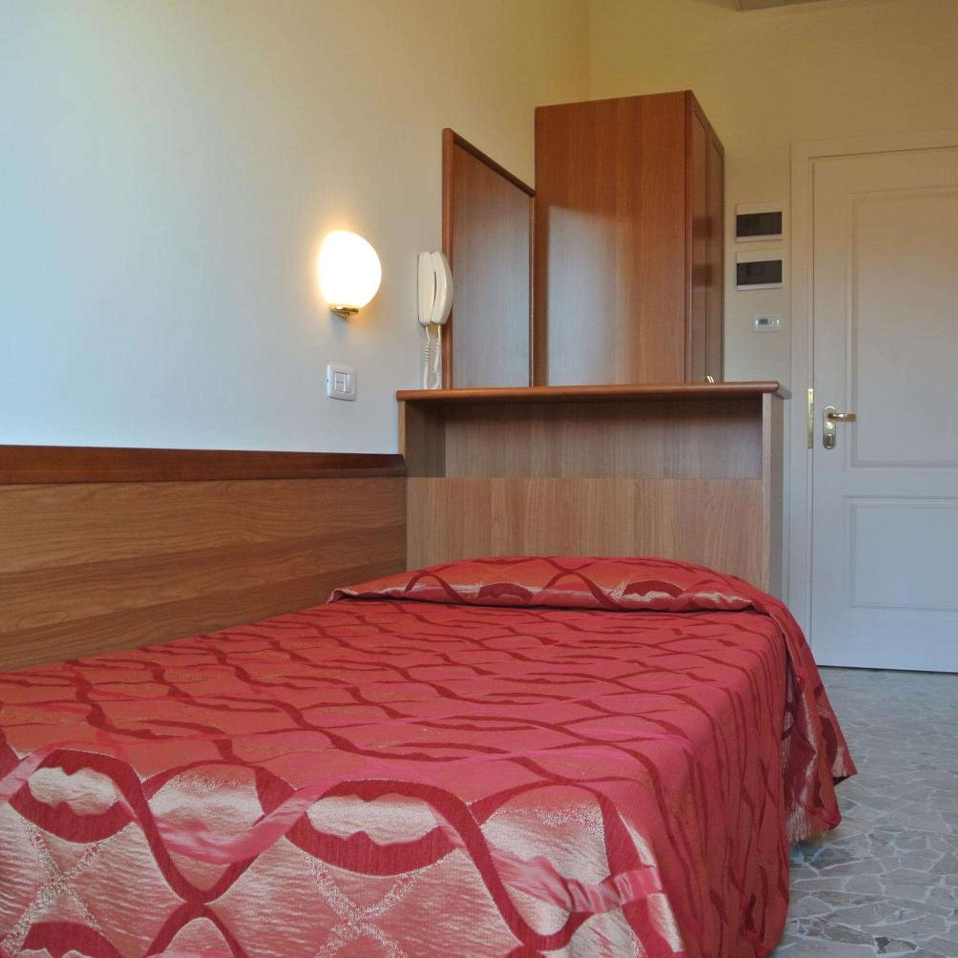 ROOM, SINGLE