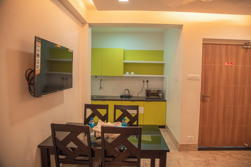 The Avenue Suites 42/49