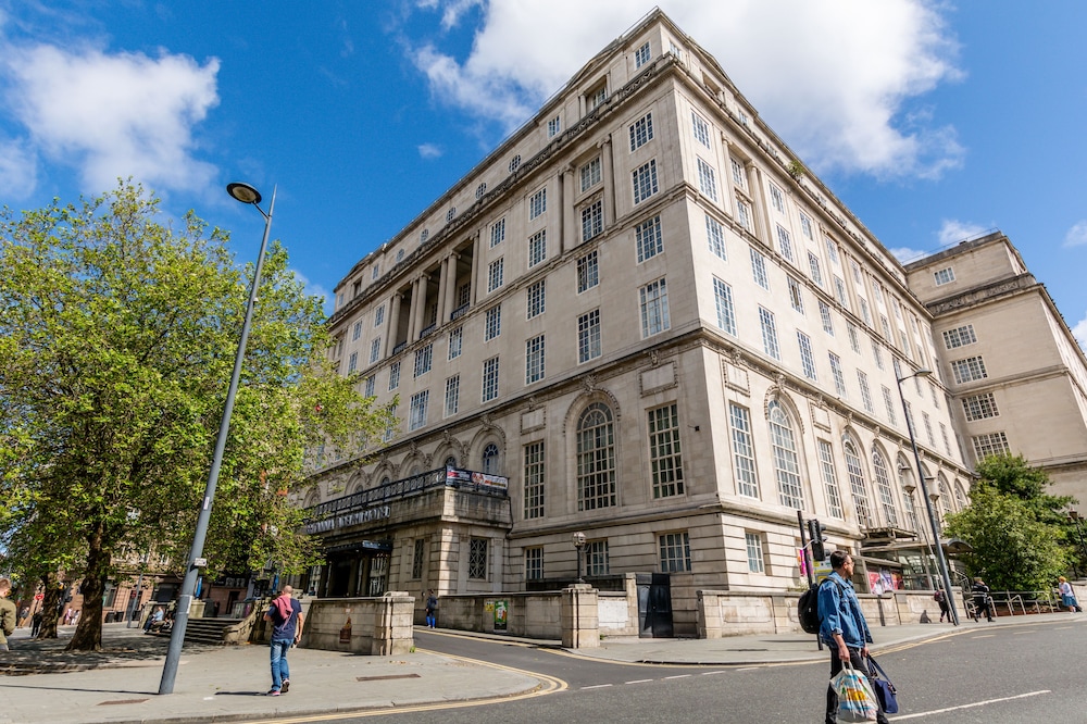 Adelphi Hotel 63/69