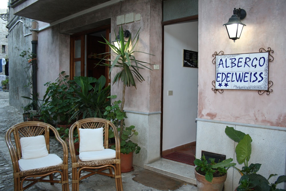 Edelweiss Hotel 13/65