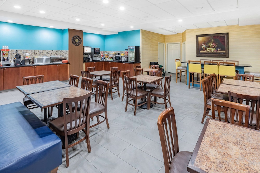Days Inn & Suites by Wyndham San Antonio near Frost Bank Ctr 29/42