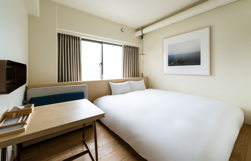 Petite, Queen Bed