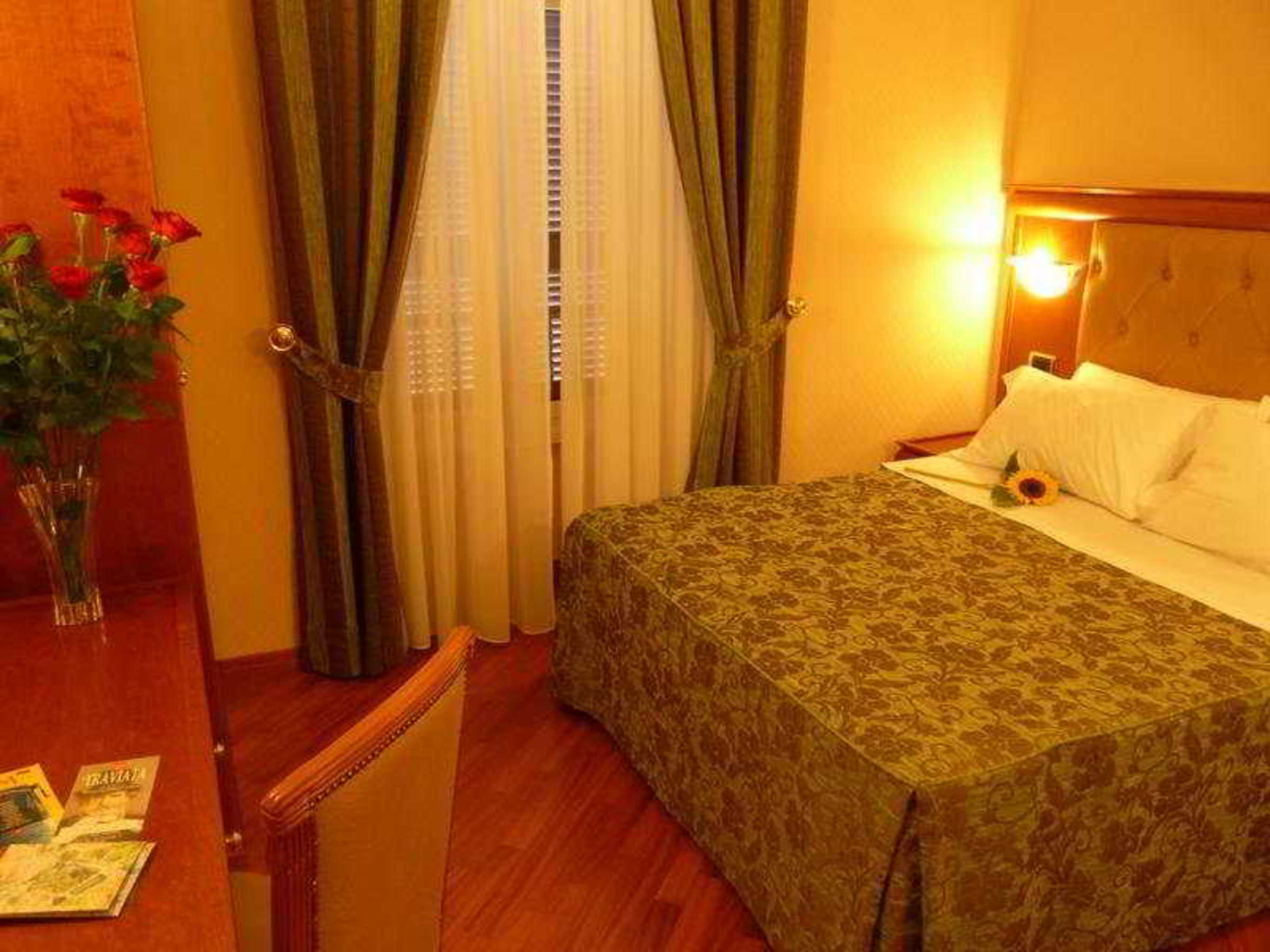 غرفة قياسية بسريرين منفصلين